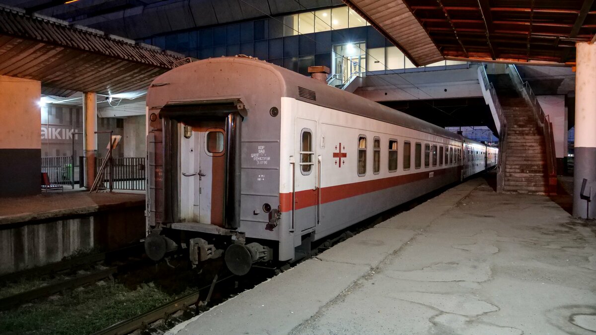 Komfortable Reisezugwagen der Sakartwelos Rkinigsa abgestellt im Bahnhof Tbilisi Central. Wie viele georgischen Fahrzeuge tragen auch diese patriotisch stolz die Nationalflagge an der Seite.
Aufgenommen im September 2023.