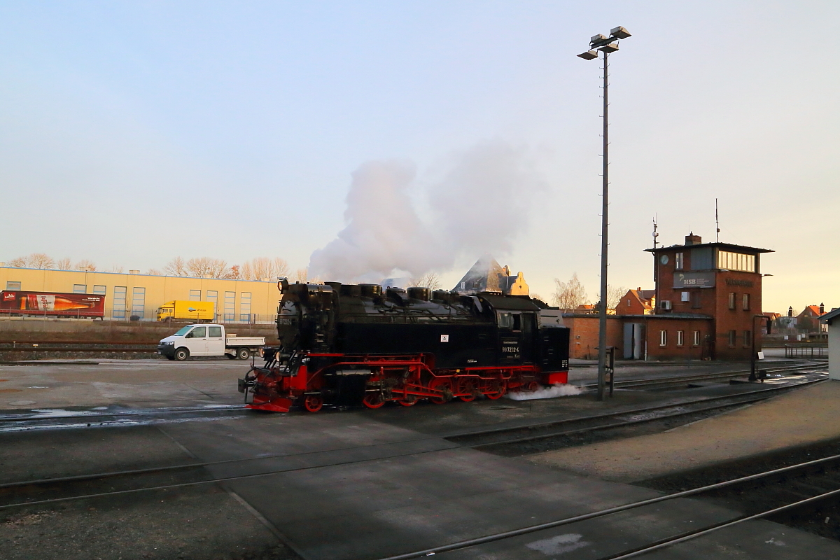Kommen wir nun zum zweiten Tag der IG HSB-Dreitages-Winterveranstaltun im Jahre 2017, welcher sich auf den 25.02. datierte:
Kaum hatte ich morgens mein Hotel verlassen, gab es schon Lokrauch zu schnuppern. Kurz darauf bot sich mir dann dieses Bild: 99 7232, welche unseren Sonderzug heute nach Hasselfelde befördern wird, steht bereits komplett aufgerüstet und frisch poliert, in der Wernigeröder Lokeinsatzstelle, idealerweise mit Treibgestänge sogar in Bellingrodt-Stellung!,