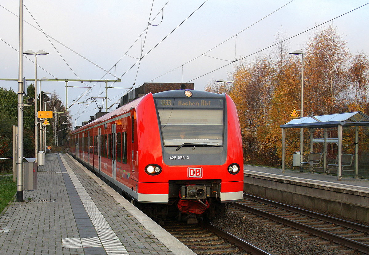 kommt aus Aachen-Hbf nach Duisburg-Hbf und kommt aus Richtung Aachen-Hbf,Aachen-Schanz,Aachen-West,Laurensberg,Richterich,Kohlscheid,Herzogenrath,Palenberg,Zweibrüggen,Frelenberg,Geilenkirchen,Süggerrath,Lindern,Brachelen,Hückelhoven-Baal,Baal und hält in Erkelenz und fährt dann weiter in Richtung Herrath,Beckrath,Wickrath,Rheydt-Hbf,Mönchengladbach-Hbf. 
Aufgenommen vom Bahnsteig 1 in Erkelenz. 
Bei Wolken am Nachmittag vom 27.11.2016.