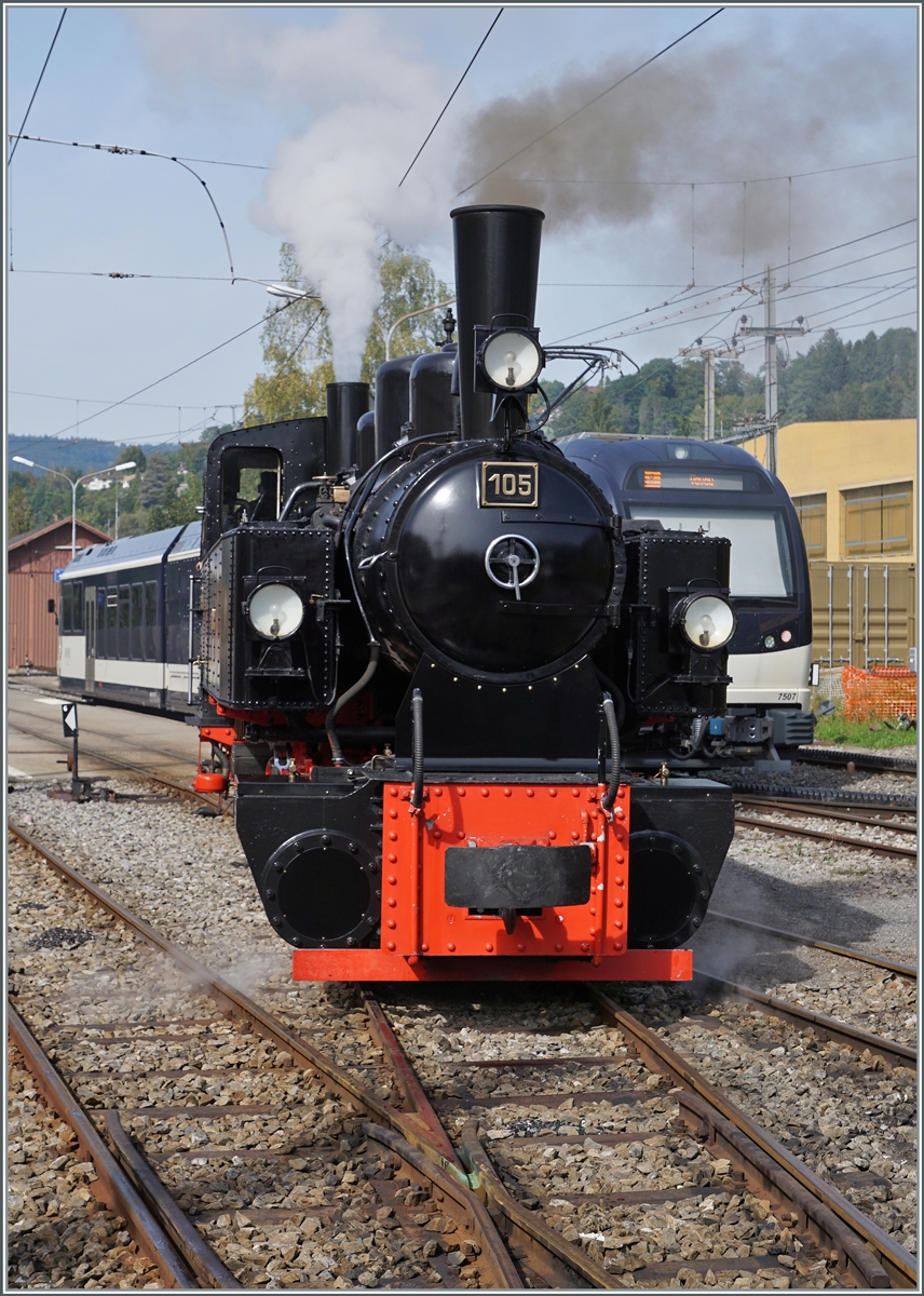 Kommt direkt auf mich zu: die Blonay-Chamby G 2x 2/2 105 in Blonay. 
(Das Bild entstand mit etwas Zoom vom Bahnsteig aus). 

2. Oktober 2021