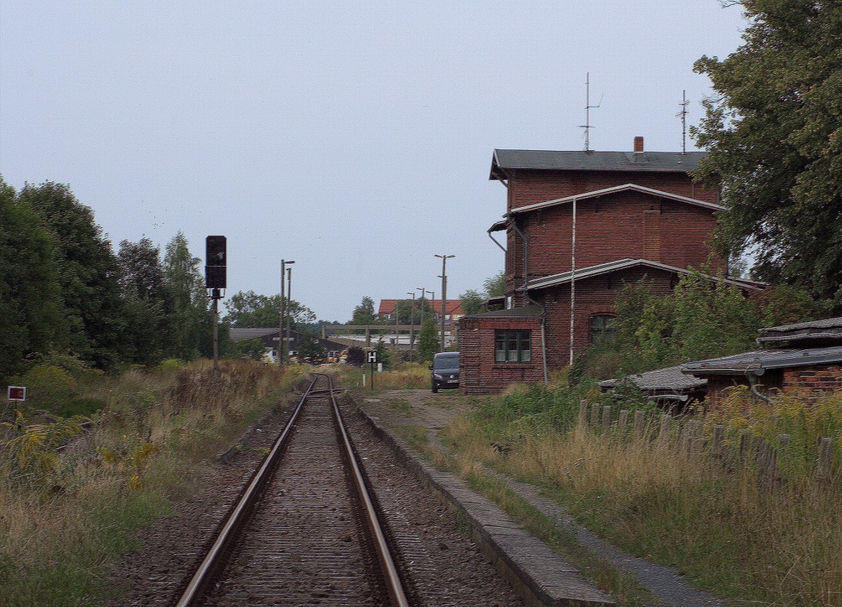 Kommt einer, kommt keiner ? Nach dem aktuellem DB Fahrplan kommt 3x (?) hier ein Zug der PEG vorbei. Bahnhof Plau am See, aufgenommen vom B ,  der sich sdlich vom Bahnhof  befindet.(S. Geoposition) 29.08.2013   17:31 Uhr.