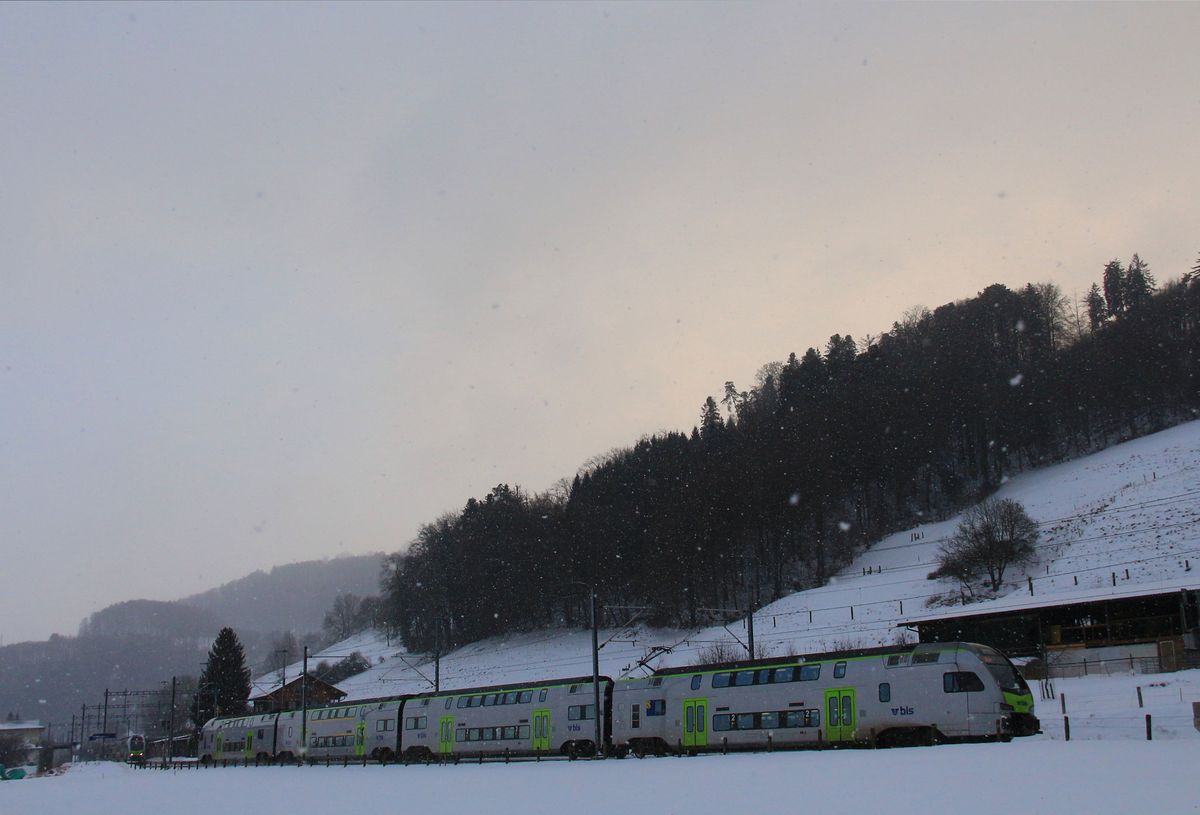 Kommt die Sonne, oder kommt sie nicht? BLS RABe515  Mutz  in Kehrsatz Nord, 17.Januar 2017. 