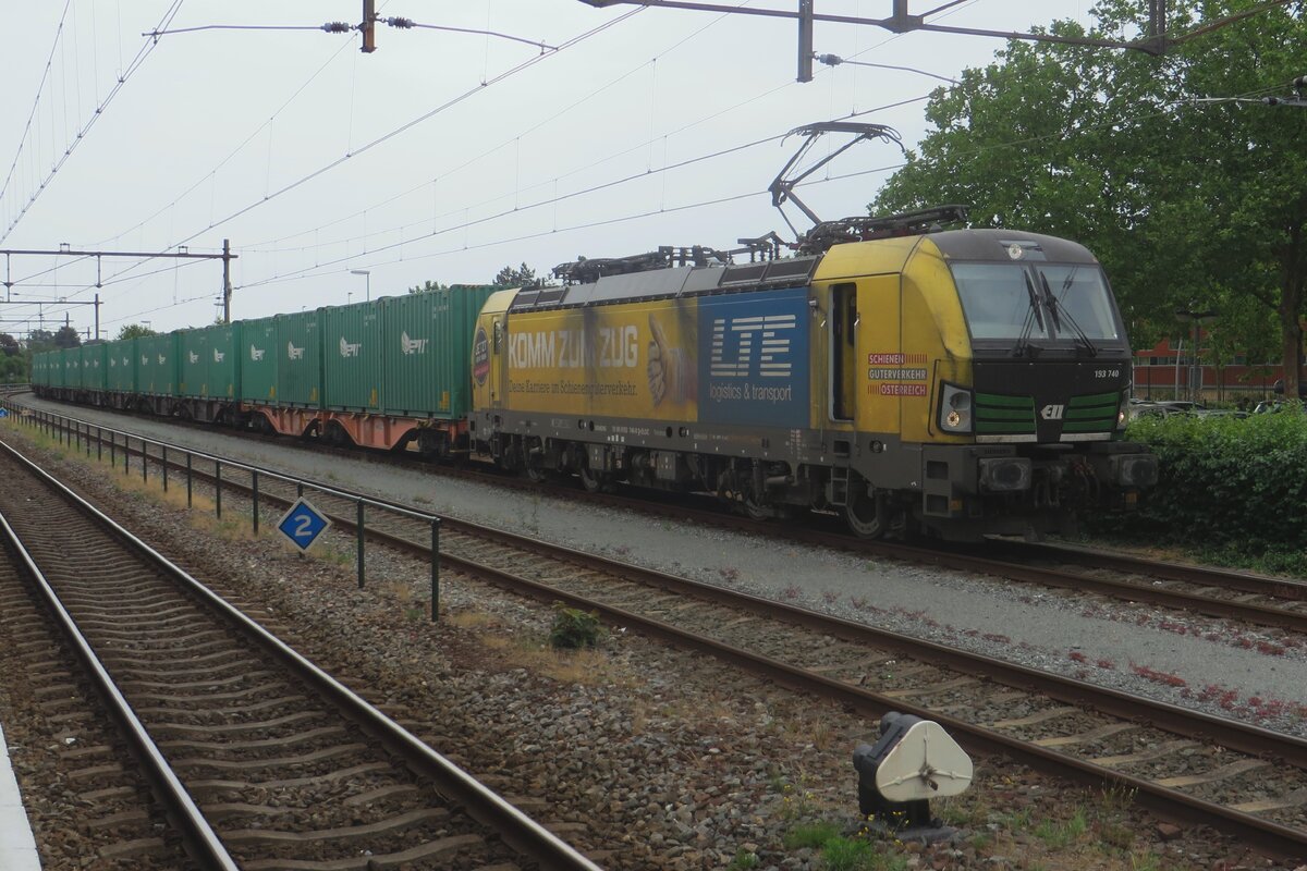  Kommt zum Zug  ladet LTE 193 740 in Oss am grauen 22 Juni 2023 ein -und Ihren Fotograf hat tatsachlich den Zug gefasst um dieser Lok nach zeitigen Voranmeldung vom Bahnsteig  fotografieren zu können.