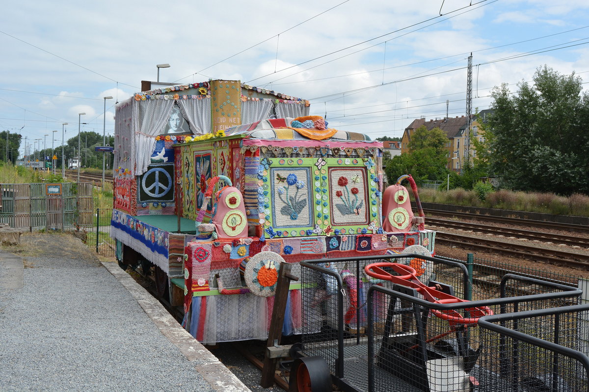 Komplett eingehäkelt wurde diese Kleinlok im Bahnhof Zossen an der Draisinenstrecke.

Zossen 20.07.2016