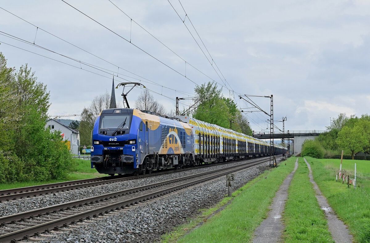 Komplettansicht der 159 229-4 samt ihrem Schnittholzzug  in Thüngersheim gen Retzbach Zellingen fahrend. 26.4.2022