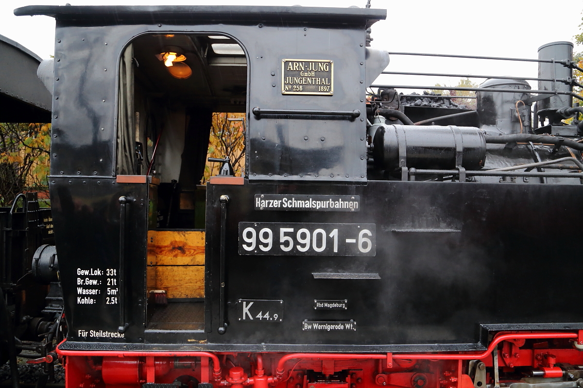 Komplette Beschilderung von Mallet 99 5901, aufgenommen am 17.10.2015 im Bahnhof Wernigerode. Die Maschine war an jenem Tag im Sonderzugeinsatz für die IG HSB.