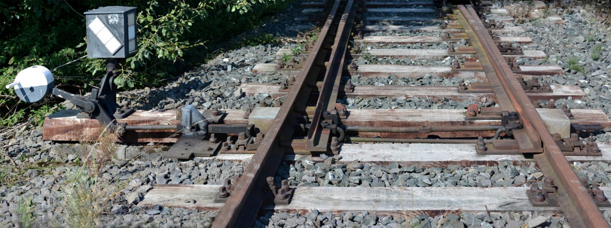 Komplette Handweiche mit Gestänge beim ausgedienten NATO-Gleis bei Rheinbach - 11.09.2015