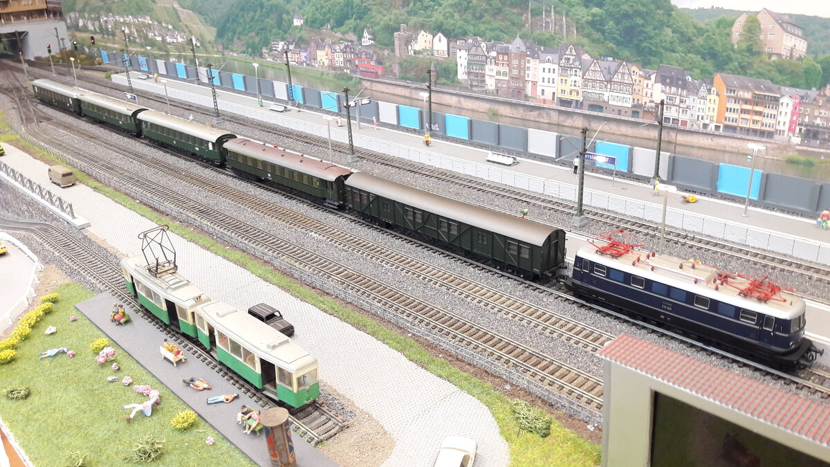 Komplettzüge nach Vorbildern, Eilzug aus den 50er / 60er Jahren in Harrstadt Hbf. Gezogen von einer Vorserien E10 ( von den Vorserien E10er gibt es in den Einzelbildvorstellungen ausführliche Erklärungen ) , die Wagen bestehend aus einem Behelfsgepäckwagen, und Eilzugwagen aus den 30er Jahren der Gruppe 28 und 39 ( auch hier siehe Einzelvorstellungen ) .