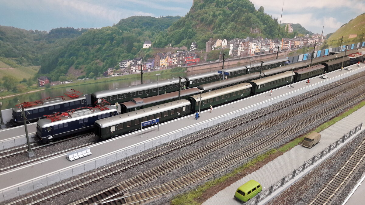 Komplettzüge nach Vorbildern, hier eine Übersicht in Harrstadt Hbf von 3 Zügen aus den 50er und 60er Jahren. Es wird auch immer Einzelvorstellungen der Züge, Loks und Waggons geben. Hier gesamt gezeigt 3 Vorserien E10er, zum einen 2 Eilzüge und einen D-Zug wie man zu sagen pflegte.