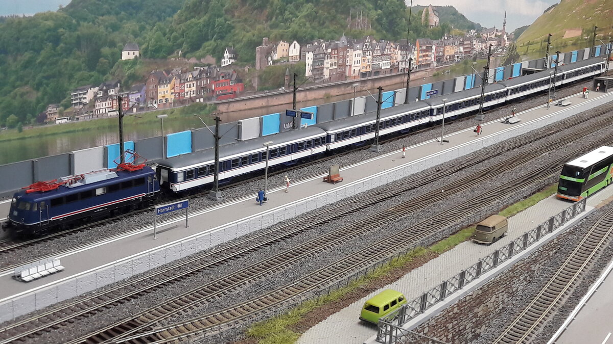 Komplettzug der TRI ( Train Rental GmbH ). TRI ist interessiert an dem Erhalt historischer Bahnfahrzeuge wie die hier gezeigte E10 Bügelfalte. Desweiteren werden ehemalige n-Wagen erhalten, die auch für Ersatzverkehre eingesetzt werden.
Hier gezeigt die 110 469-4 mit n-Wagen und Steuerwagen in Harrstadt Hbf Westseite.
Modelle kpl. Piko, siehe Einzelvorstellungen.