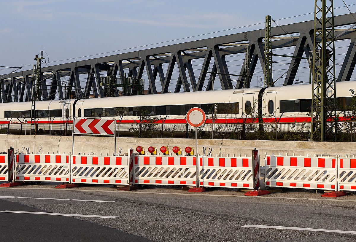 Komposition in Weiß-Rot: Kurve der Fernbahn Richtung Süden in der Hamburger Hafencity. Dazwischen eine Betonwand, die dafür sorgen soll, dass die Bauarbeiten für den ab 2018 parallel verlaufenden U-Bahnhof  Elbbrücken  den Eisenbahnverkehr nicht beeinträchtigen. 26.4.2014