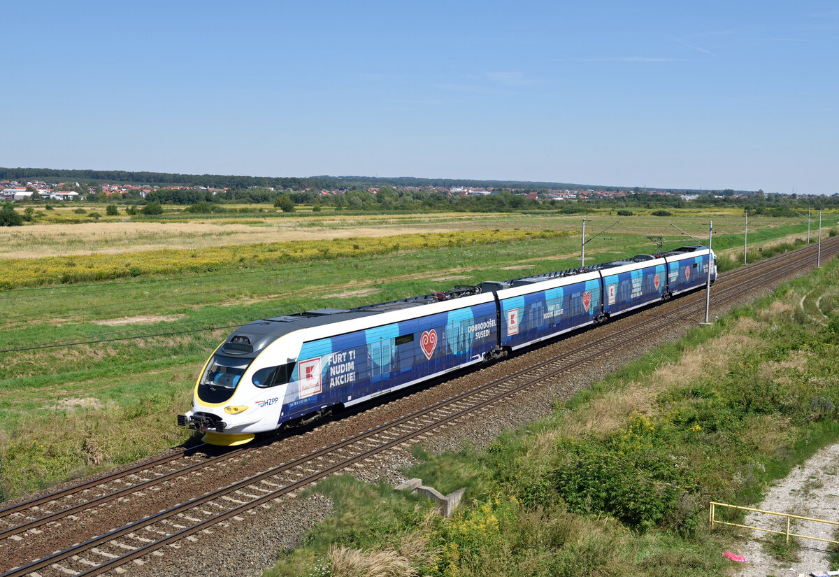 Končar-Triebwagen 6112 106 am 13. August 2023 als R 8040 unterwegs bei Sesvete.