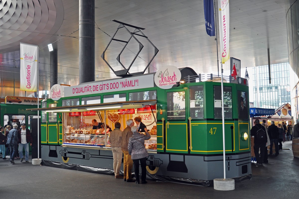 Konfiserie Jonasch betreibt an der Herbstmesse einen Verkaufsstand in einer Nachbildung des Be 2/2 47  Anggebliemli . Die Aufnahme stammt vom 06.11.2015.