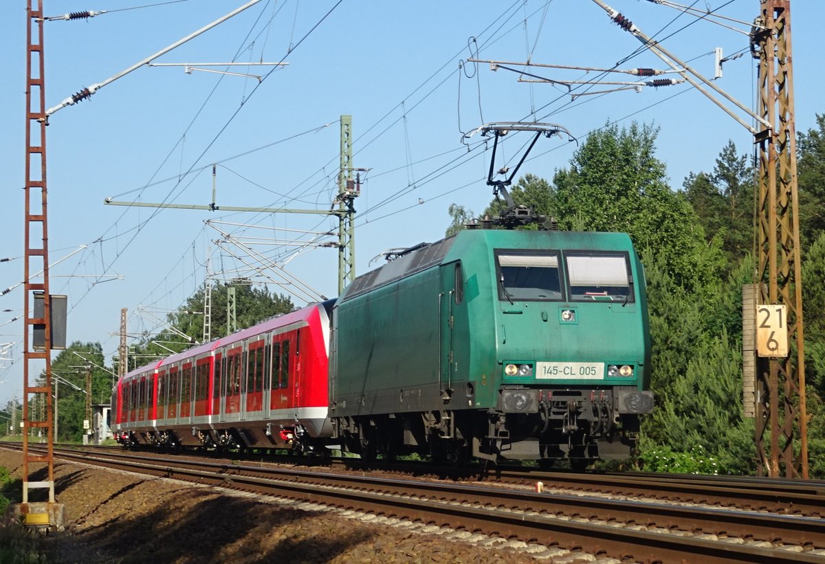 Konnte am (29.5.18) kurz vor 18:00 am nördlichen Berliner Außenring/ Abzw. nach Hennigsdorf die Ausfahrt einer Überführung neuer S-Bahnen (BR 490) nach Hamburg beobachten:
Zwei 3-Wagen-Einheiten wurden gezogen von 145- CL 005. Diese gehört Alphatrains , ist wohl an Crossrail vermietet und war einmal für Rail4chem unterwegs-der Aufkleber ist an der Seitenwand war noch zu erahnen. 