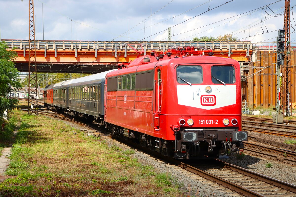Konrail 151 031-2 mit Sonderzug am 29.08.26 in Hanau Hbf vom Bahnsteig aus fotografiert 