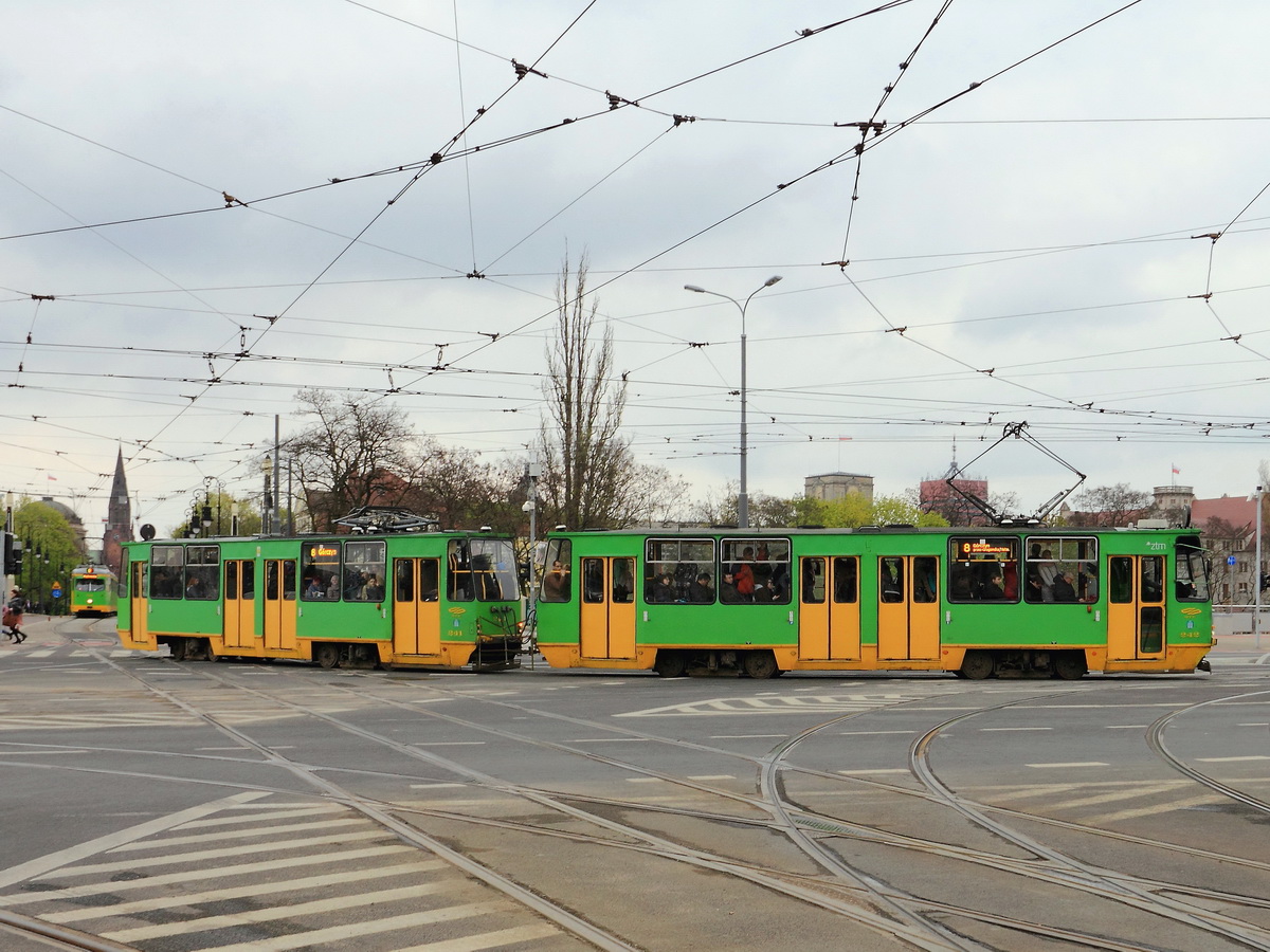 Konstal 105Na 241 als Linie 8 an der Kreuzung Dąbrowskiego / Roosevelta in Poznan (Posen) am 28. April 2017.