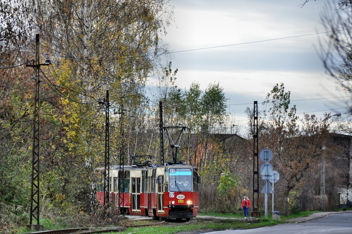 Konstal 105Na Wagen 440 auf der Linie 27 von  Pogoń Akademiki  bei der Haltestelle  Porąbka Wiejska  kurz vor dem erreichen der Endhaltestelle  Kazimierz Grniczy Pętla  (28.10.2013)