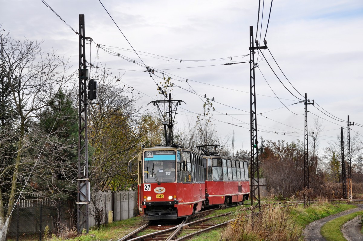 Konstal 105Na Wagen 440 auf der Linie 27 von  Kazimierz Grniczy Pętla  nach  Pogoń Akademiki  bei der Haltestelle  Porąbka Wiejska  (28.10.2013)
