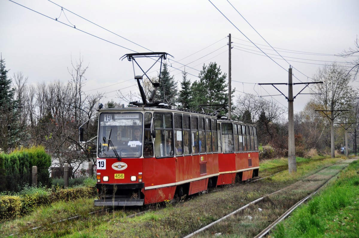 Konstal 105Na Wagen 456 auf der Linie 19 von  Katowice Plac Miarki  Richtung  Stroszek Zajezdnia  fahrend auf dem berland-abschnitt zwischen  Dąbrowa Miejska Węglowa  und  Dąbrowa Miejska Leśna  (30.10.13)