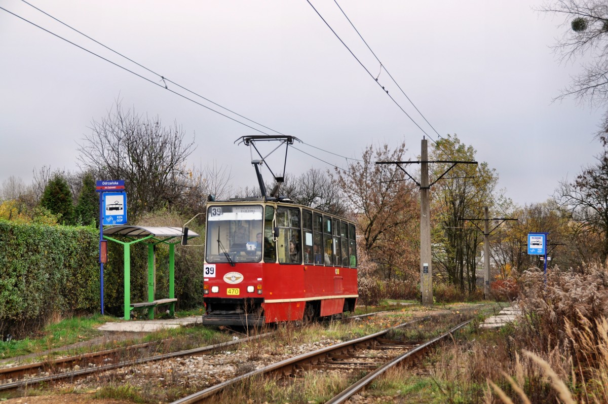 Konstal 105Na Wagen 470 auf der Linie 39 von  Bytom Politechnika Śląska  nach  Stroszek Zajezdnia  Fahrend auf dem berland abschnitt bei der Haltestelle  Bytom Odrzańska  (30.10.2013)