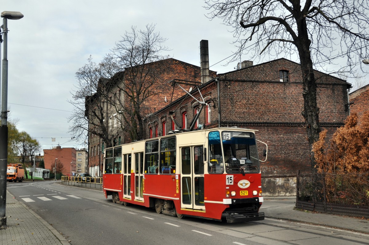 Konstal 105Na Wagen 521 auf der Linie 15 Richtung   Sosnowiec Osiedle Zamkowe  bei  Katowice Szopienice Dwr  (28.10.2013)