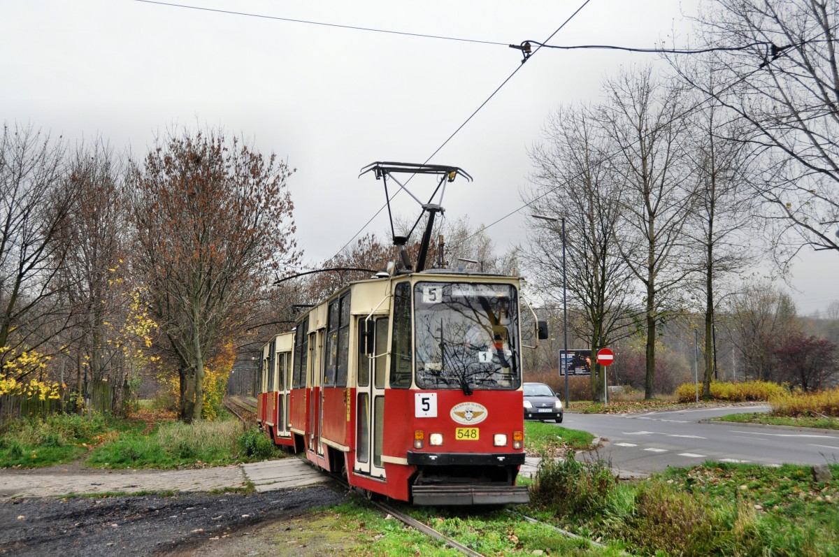 Konstal 105Na Wagen 548 auf der Linie 5 von  Zaborze Pętla  fahrend nach  Bytom Plac Sikorskiego  bei der Haltestelle  Biskupice Młyńska  (30.10.2013)