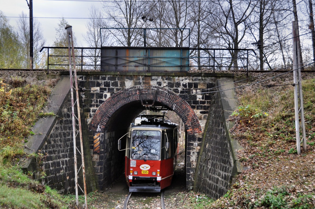 Konstal 105Na Wagen 595 Fhrt gerade durch einen der zwei einzigsten Tunnels im Gesamtem Schlesischem Straenbahnnetz bei  Szopienice Dwr  (28.10.2013)