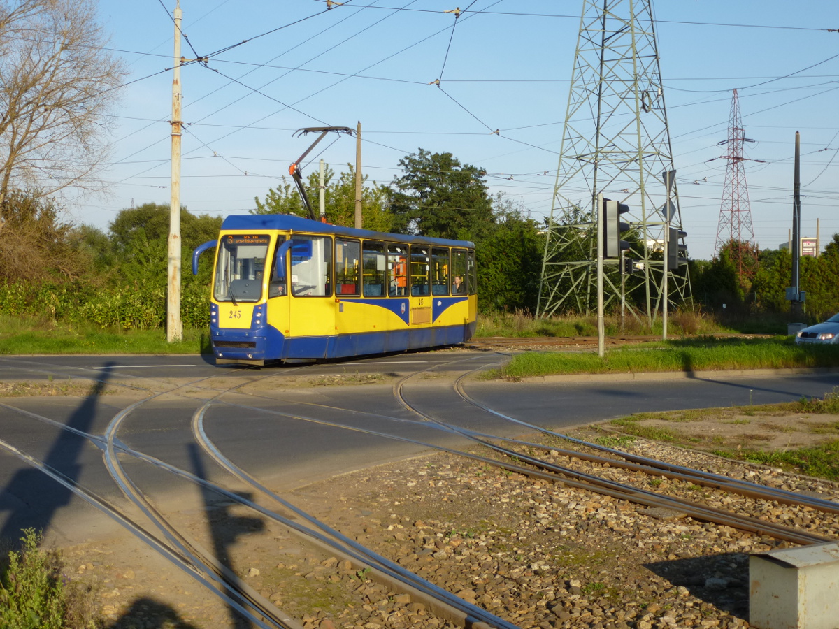 Konstal 805NaND Nr. 245 auf Linie 3 bei der Ausfahrt aus der Wendeschleife Wschodnia, Toruń, Polen, 29.09.2017.