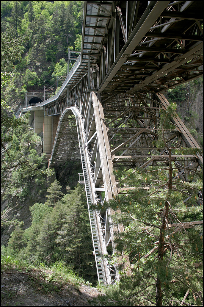 Konstruktion aus Stahl -

Das Bietschtalviadukt an der Lötschberg-Südrampe.

19.05.2008 (M)