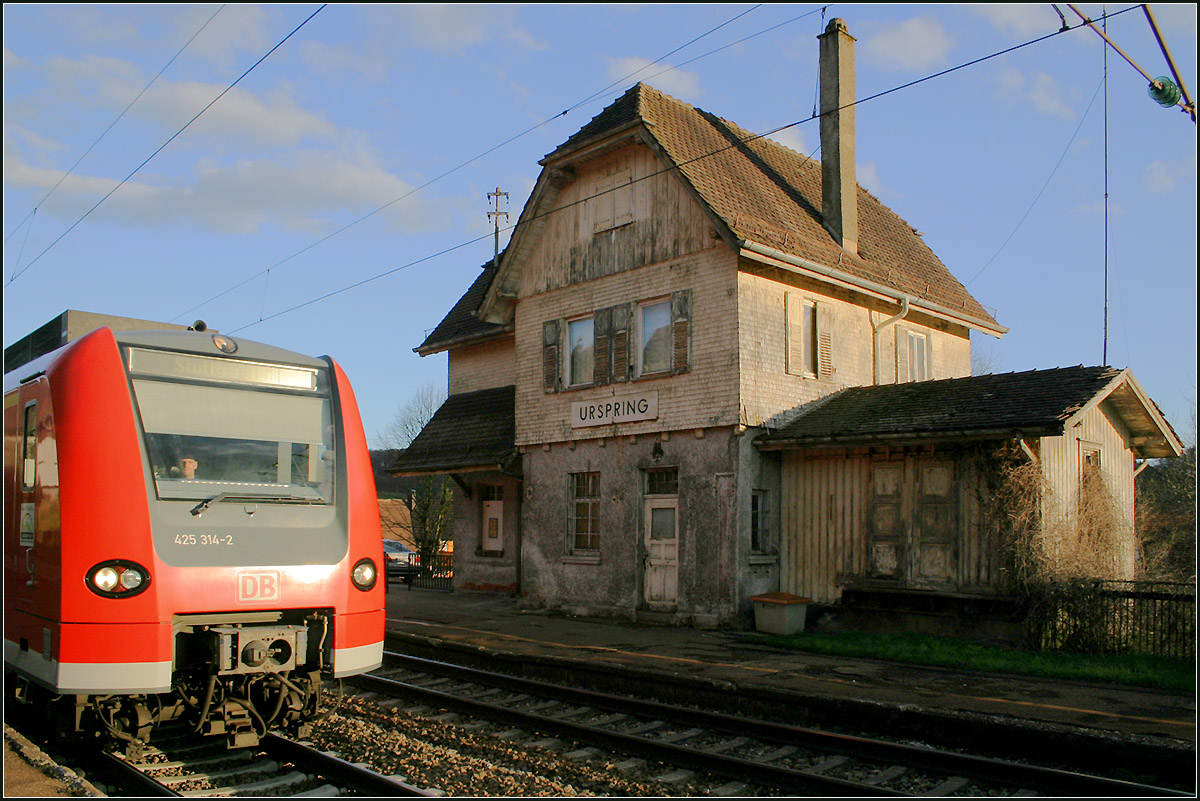 Kontraste - 

Moderner Treibwagen vor dem altem, leider ungepflegten Bahnhofsgebäude von Urspring.

19.04.2008 (M)

