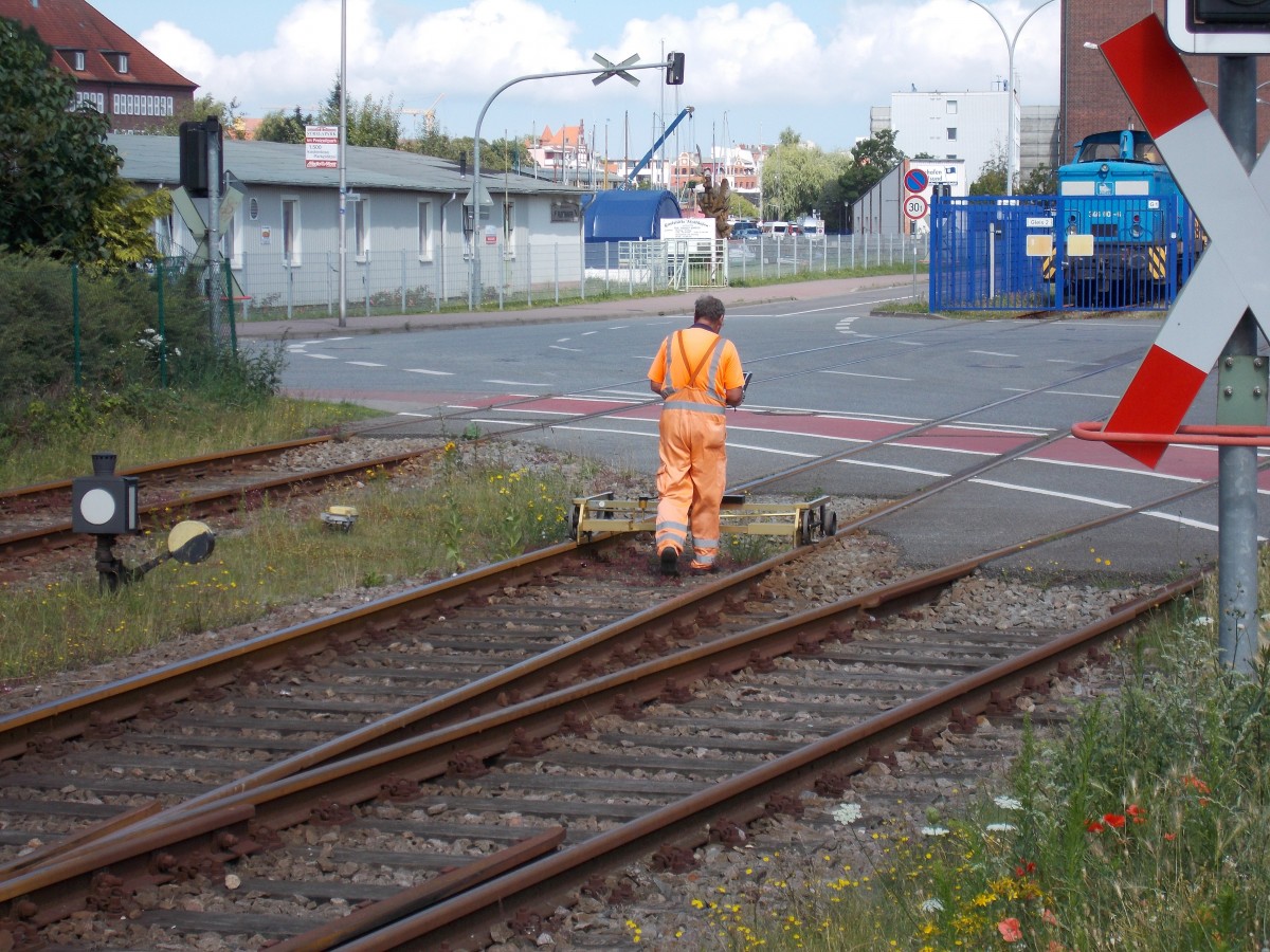 Kontrolle auf der Stralsunder Hafenbahn am 15.Juli 2014.