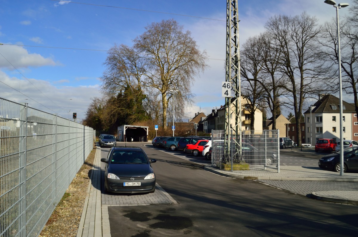 Konversion??? Was heute als P&R Parkplatz dient, war der Standort des ehemaligen Empfangsgebäudes des Bahnhofs Odenkirchen.
Erst verlohr das Gebäude sein oberes Stockwerk durch Bombentreffer im 2.WK, dann verlohr es seinen Sinn als auf elektronisches Stellwerk umgestellt wurde. Schließlich wurde die Kneipe im Bahnhof auch aufgegeben, so das das Gebäude total herunter kam und schließlich 2013 abgerissen wurde. Freitag 21.2.2014
