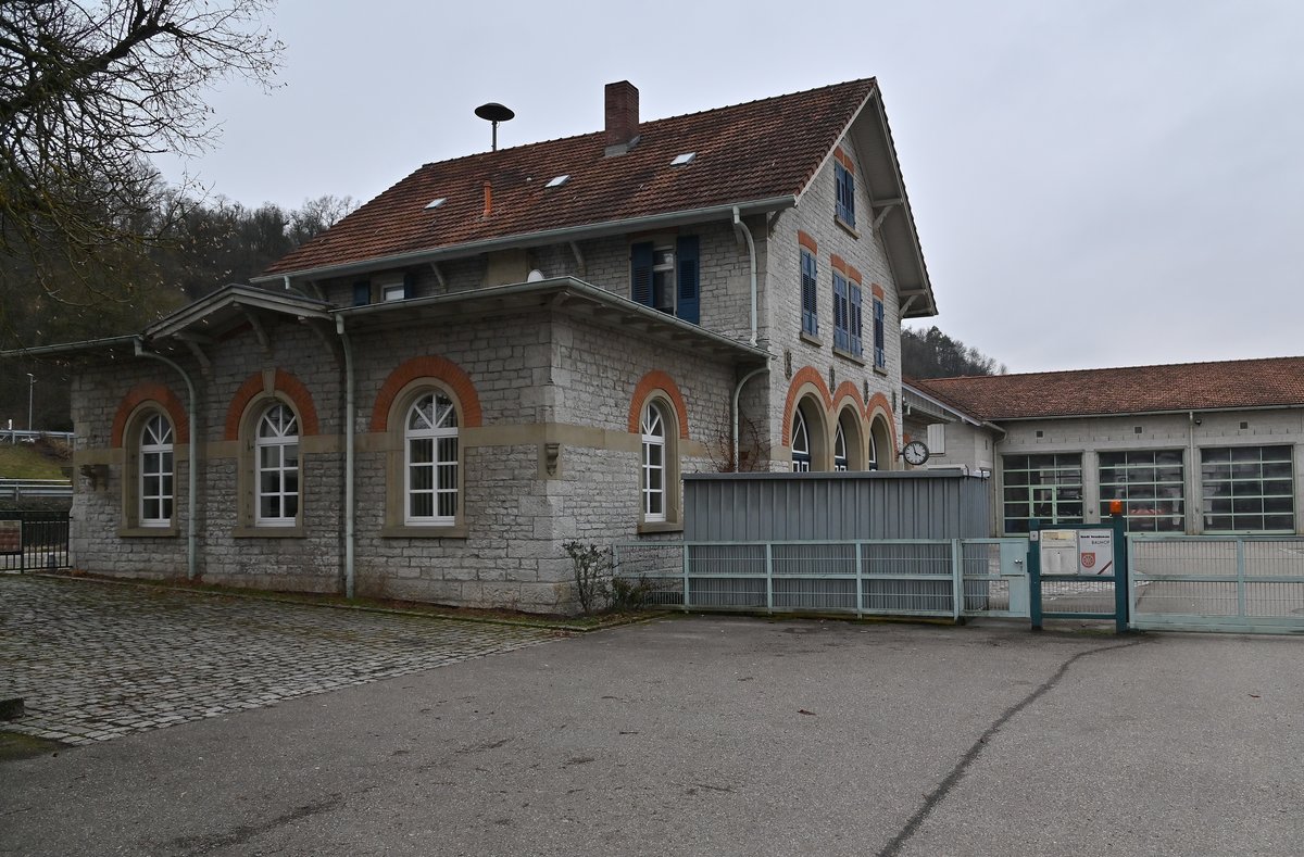 Konvertierter Bahnhof(Empfangsgebäude)! Was früher einmal der Bahnhof Neudenau an der Frankenbahn Kbs 780 war ist nun der städtische Bauhof Neudenau. 31.1.2021