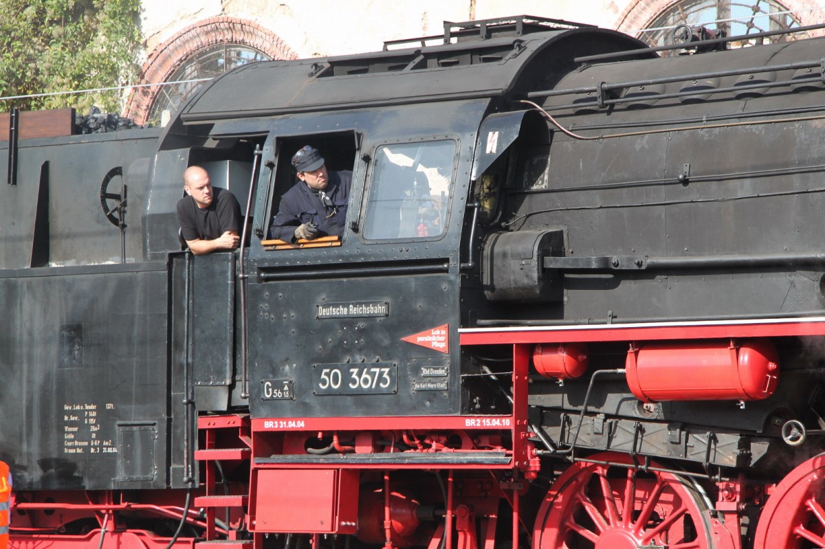Konzentrierter Blick auf die Strecke von Lokführer und Heizer auf der ehem.Reichsbahnlok Reko 50 3673 im Oktober 2012 in Luino/It.Heute fährt die 
Lok beim Verein L'associazione Verbano Express am Lago Maggiore