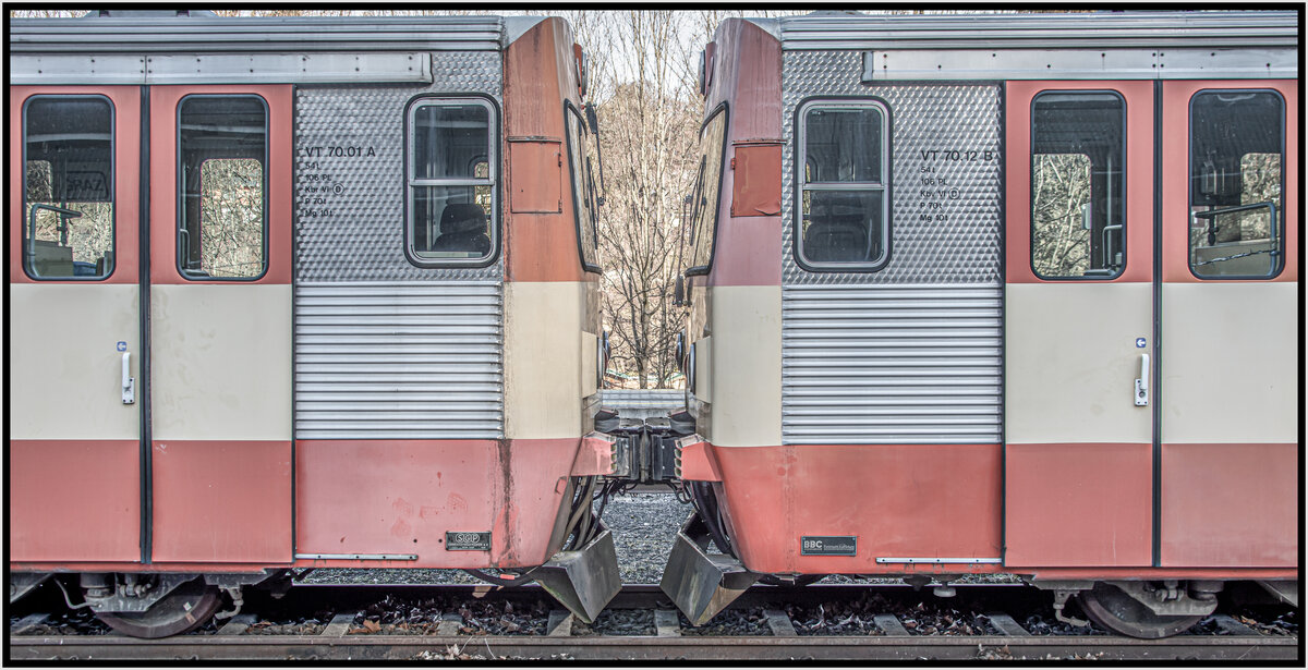 Kopf an Kopf im Bahnho Lannach . 
Die markannte Stirn der Reihe Vt70.
30.01.2020