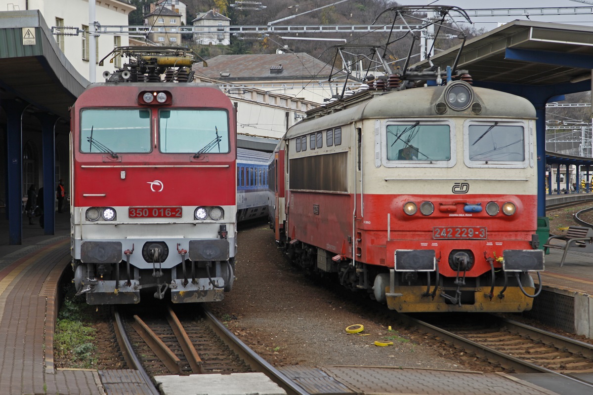 Kopf an Kopf stehen 350 016 und 242 229 in Bratislava Hlavna Stanica am 25.11.2013.