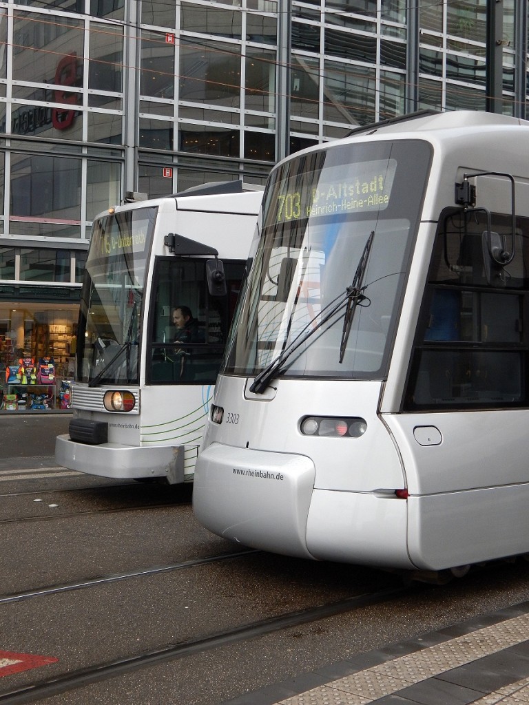Kopf Vergleich zwischen den fast 20Jahre alten NF6 hinten und vorne der ca 10 Jahre jüngere NF8U 3303 hier stehen beide gerade an der Haltestelle Jan Wellem Platz.

Düsseldorf 19.02.2016