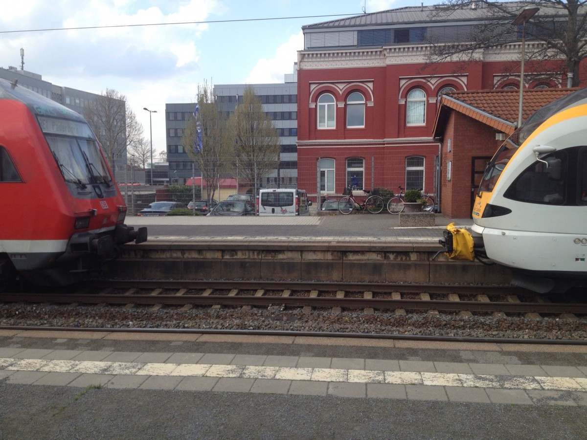 Kopfvergleich zwischen einem Dosto Steuerwagen und einem Eurobahn Flirt am 26.03.2014 in Paderborn.