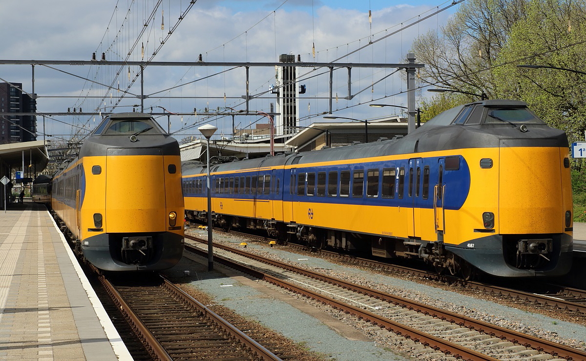 Koplopertreffen im Banhof Venlo am 17.04.2015: Auf Gleis 3 ist ICM 4089 gerade aus Den Haag angekommen, rechts auf Gleis 1 wartet ICM 4087 auf Fahrgäste in die Gegenrichtung