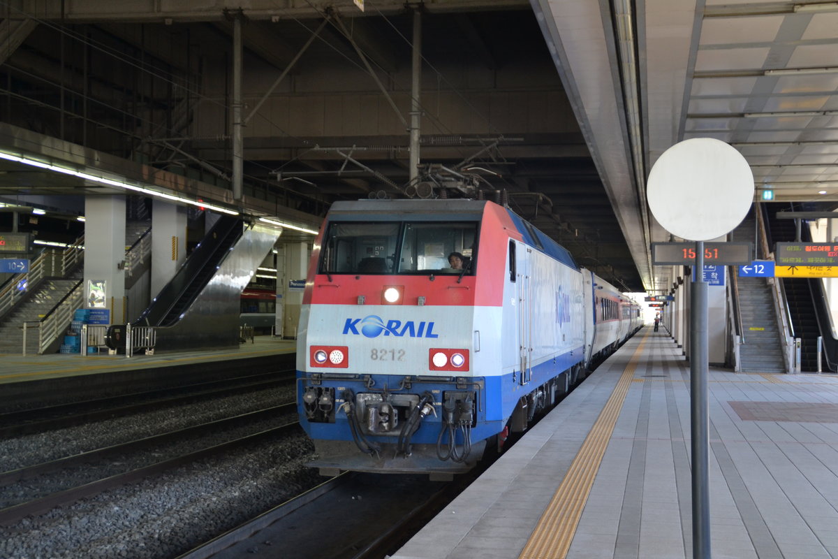 KORAIL E Lok 8212 mit Reisezug im Bahnhof Yongsan der Hauptstadt Seoul am 10.06.2017. Der Zug fährt nach Aufenthalt das kurze Sück bis Seoul Station weiter. 