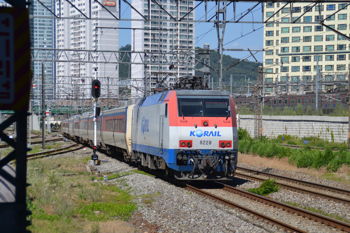 KORAIL E Lok 8229 mit Reisezug im Bahnhof Yongsan am 10.06.2017. Der Zug kommt vom Bahnhof Seoul Station  und fährt nach Halt weiter nach Mokpo.