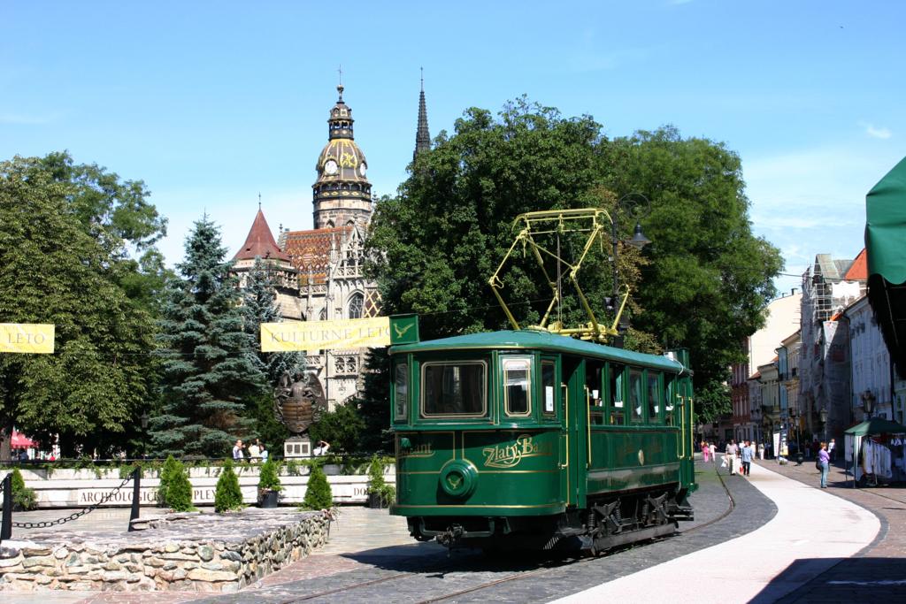 Kosice am 27.8.2005
In der Fugngerzone in der Innenstadt hat man eine alte Tram als
Werbung fr eine slowakische Bier Marke aufgestellt. Das Fahrzeug passt vom
Outfit her nach meinem Geschmack sehr gut zu den alten Bauten im Umfeld und
erinnert so an die ehemalige Trambahnstrecke in der Innenstadt.