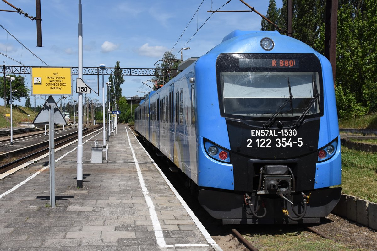 KOSTRZYN nad Odrą (Woiwodschaft Lebus), 21.06.2017, EN57AL-1530 bzw. 2 122 354-5 steht als R880 bereit zur Abfahrt nach Szczecin