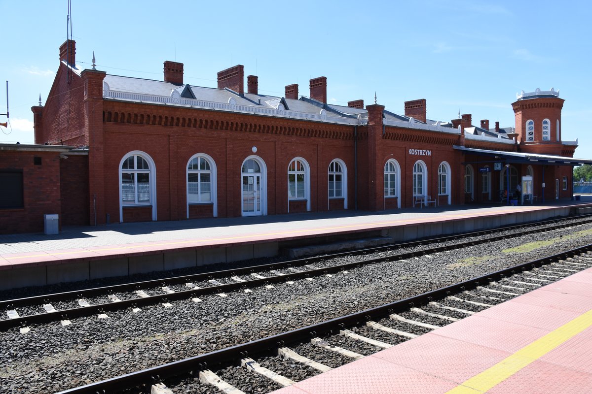KOSTRZYN nad Odrą (Woiwodschaft Lebus/Kreis Gorzów), 21.06.2017, Blick auf den oberen Teil des Bahnhofsgebäudes