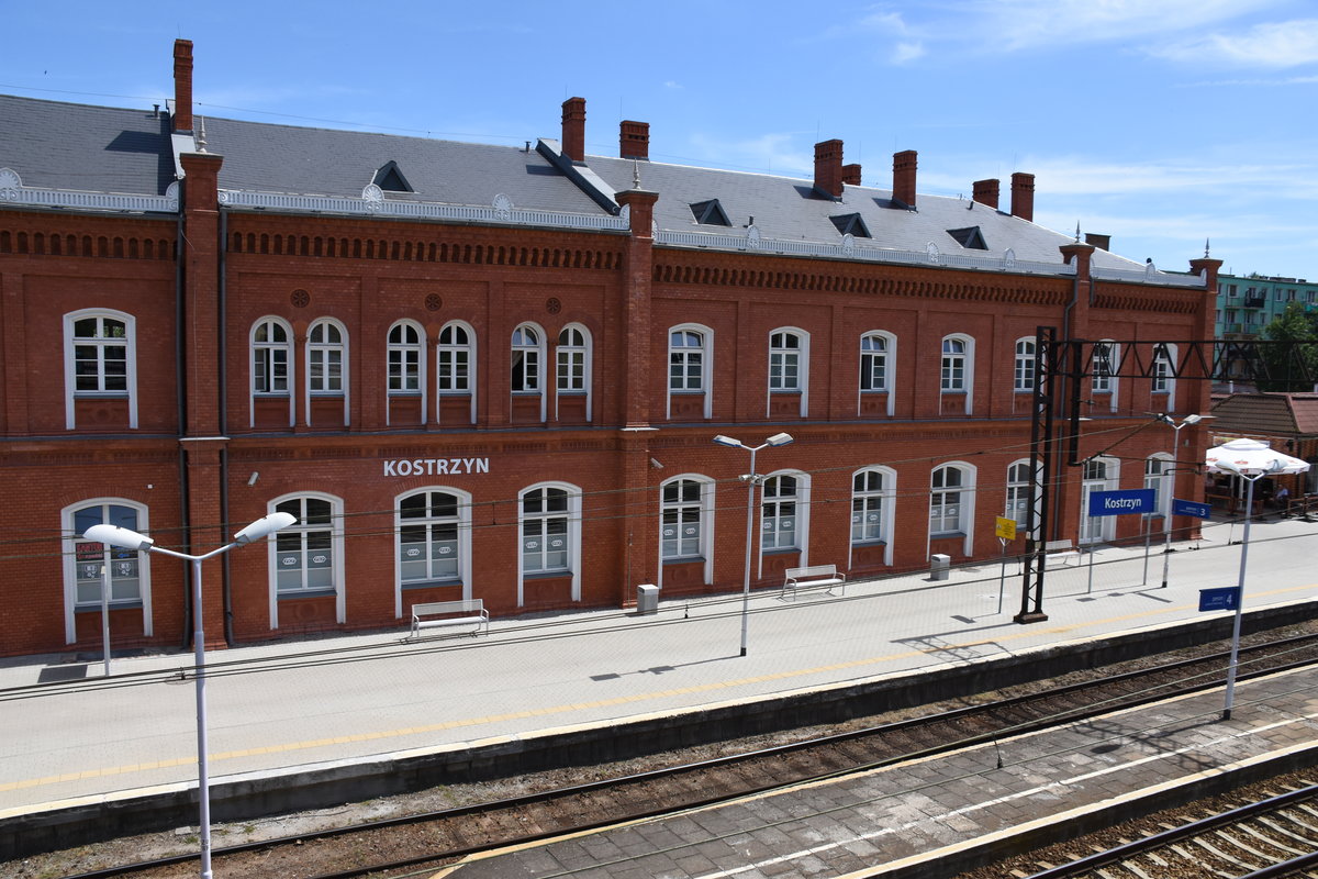 KOSTRZYN nad Odrą (Woiwodschaft Lebus/Kreis Gorzów), 21.06.2017, Blick auf den unteren Teil des Bahnhofsgebäudes