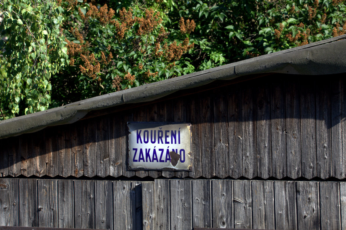 Koureni zakazano, Rauchen verboten , am Kohlenschuppen in  Bahnhof Straskov.