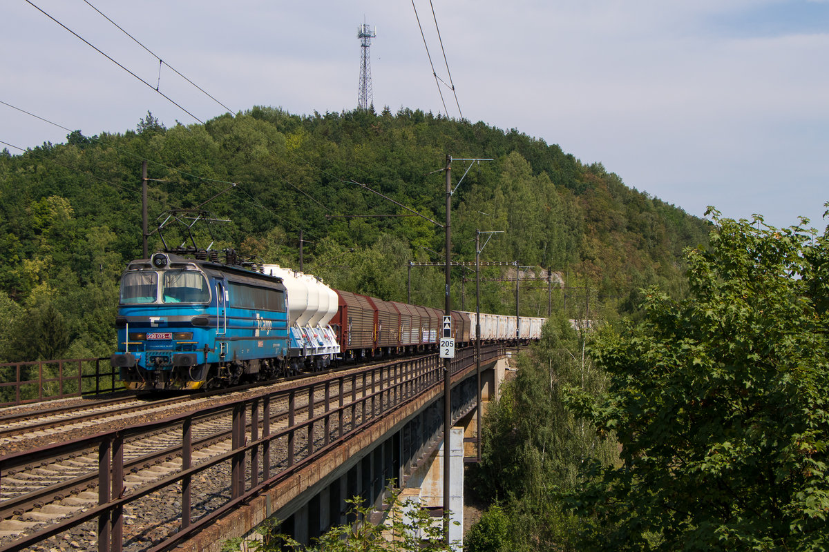 Královské Porící am 2. August 2018. 230 075-4 hat den Bahnhof Nove Sedlo vor wenigen Minuten verlassen und wird zeitnah den Bahnhof Sokolov erreichen. 