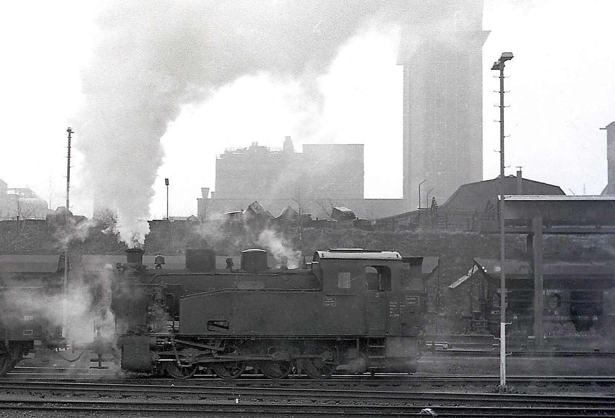 Kräftig anstrengen muss sich diese Henschel D 600 (ANNA Nr. 1 oder 3) beim Verschub im März 1978 im Bahnhof Alsdorf