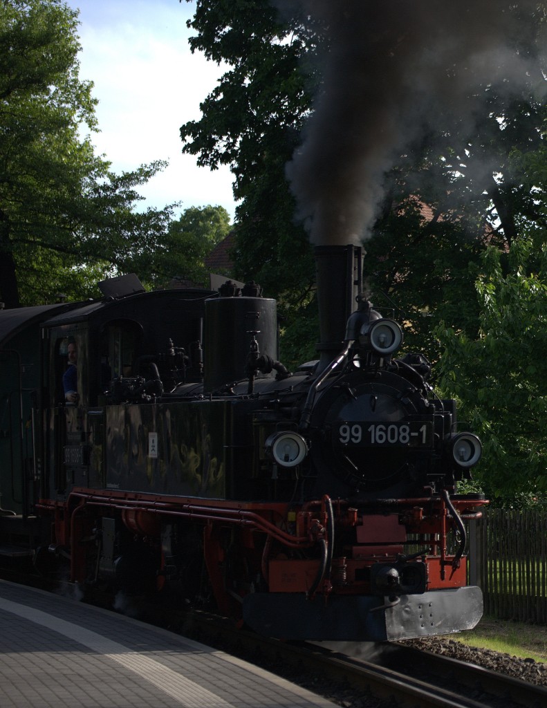 Kräftig qualmend fährt 99 1608 - 8 wieder an. 21.05.2014 17:37 Uhr  Radebeul Haltepunkt Weißes Ross.