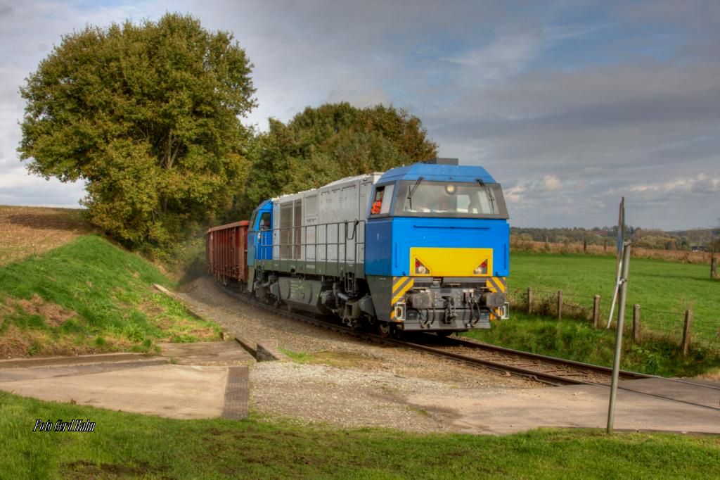 Kräftig Sanden muss der Lokführer, man sieht es an der leichten Staubfahne, beim Durchfahren der Doppelkurve vor dem Augustaschacht in Hasbergen - Ohrbeck. OHE 272404-5 ist am 24.10.2014 mit drei Eaos Wagen voll Schrott auf dem Weg nach bzw. zur Georgsmarienhütte.